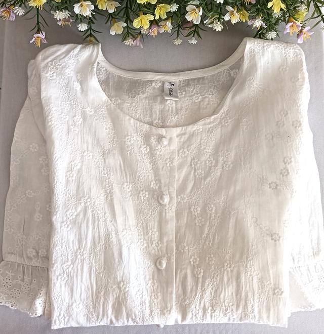 เสื้อสีขาวลายดอกไม้, แขนสั้น