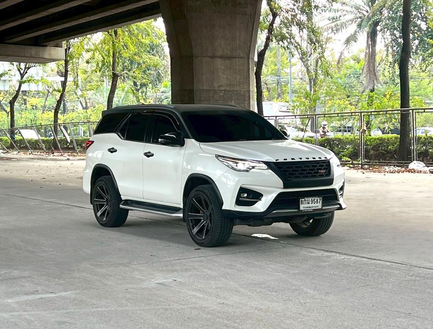 ขายรถ Toyota Fortuner 2.8 TRD ปี 2019 สีขาว เกียร์ออโต้