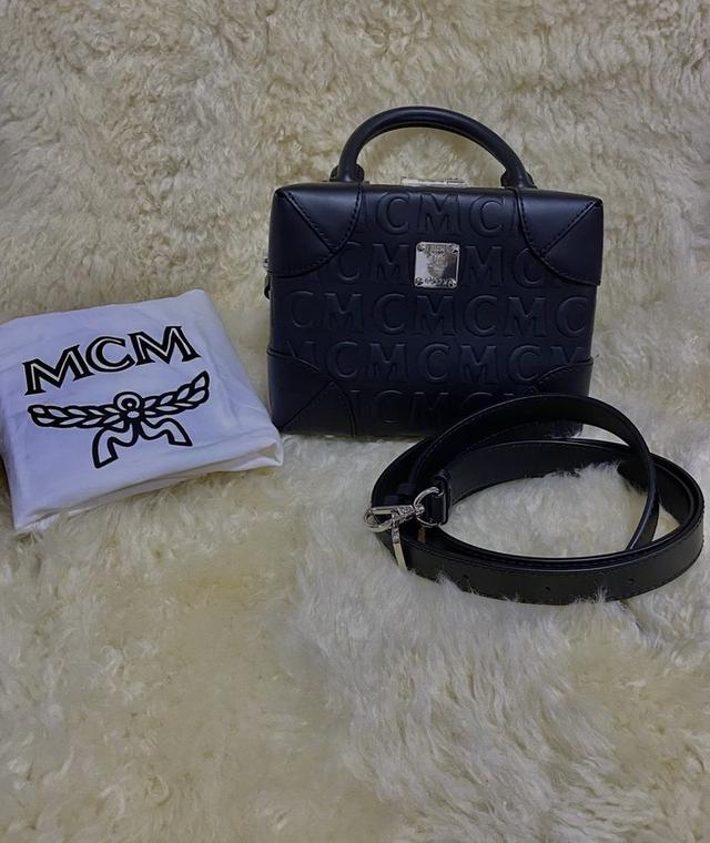 กระเป๋าถือผู้หญิง แบรนด์MCM รุ่น Berlin สีดำหนังปั๊มนูน ของใหม่เก็บยังไม่เคยใช้เลยคะ