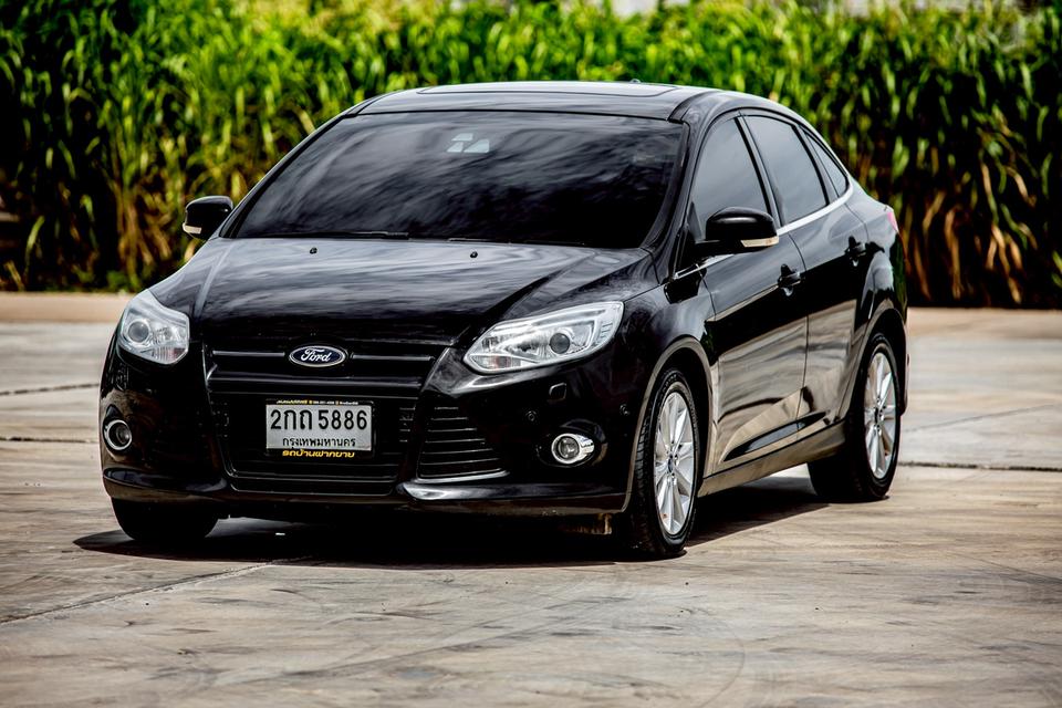 Ford Focus 2.0 Sunloof Sedan สีดำ ปี 2013 ขับดีมากๆ