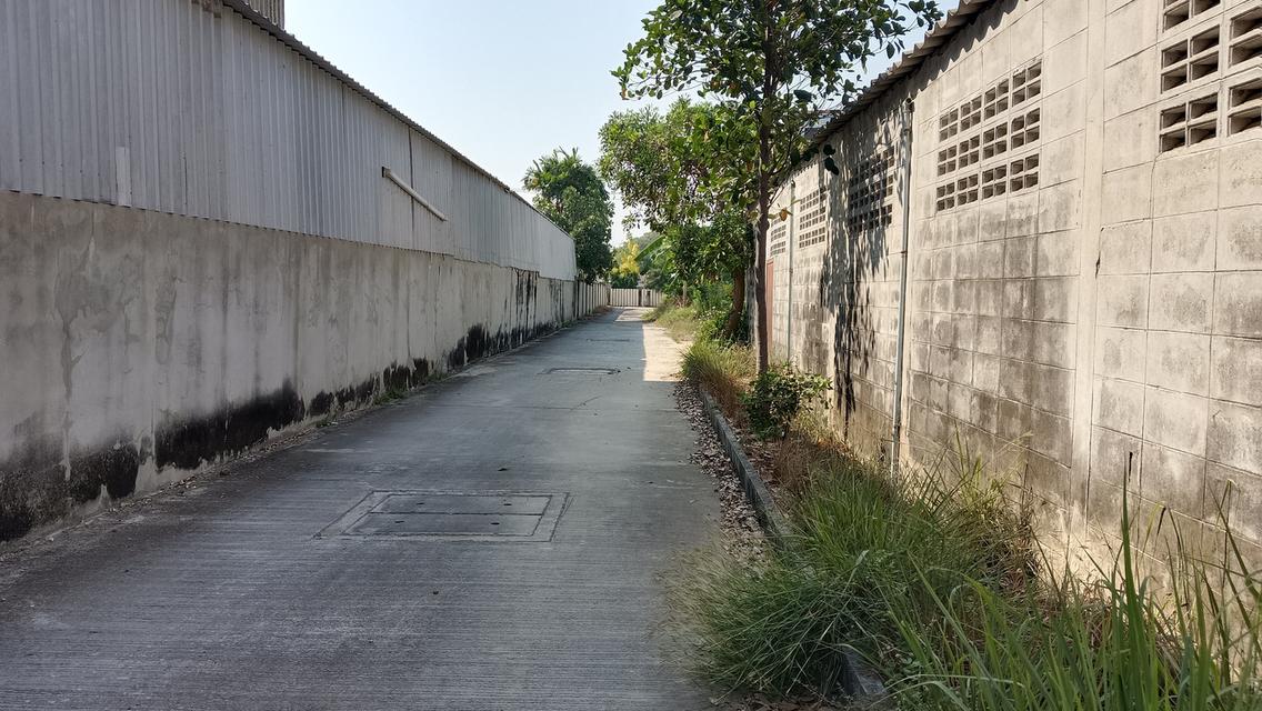 ที่ดินพร้อมตึกติดสี่แยกไฟแดง ติดถนน340 ด้านหน้าด้านหลังติดถนน 9