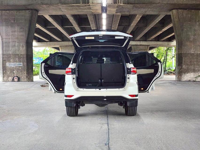 ขายรถ Toyota Fortuner 2.8 Legender 4WD ปี 2022 สีขาว เกียร์ออโต้ 20