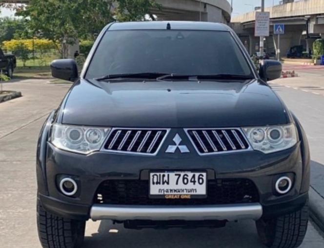 Mitsubishi Pajero สีดำ