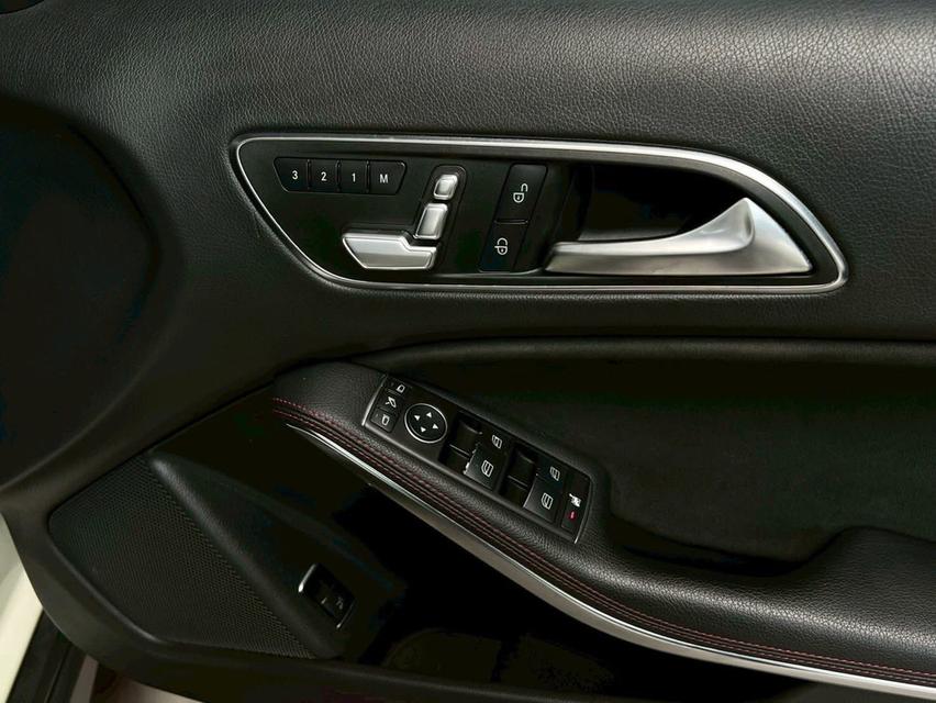 BENZ GLA250 AMG หลังคาแก้ว ปี 17 วิ่ง 90000 KMแท้ รูปที่ 9