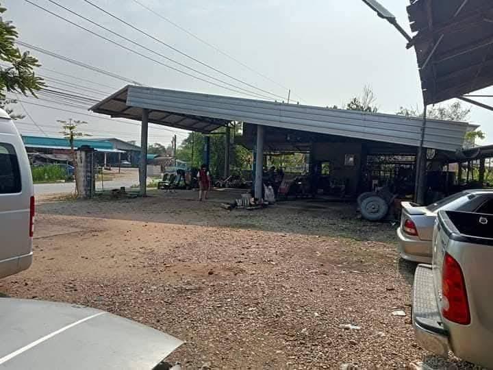 🔥 ขายถูก! บ้าน 3 หลังพร้อมที่ดินกว้างเกือบ 1 ไร่ ทำเลทอง อ.แม่จัน น้ำไม่ท่วม! 🏡 ​📣 รายละเอียดทรัพย์: ​เนื้อที่: 3 งาน 61 ตารางวา (พื้นที่กว้างขวาง 3