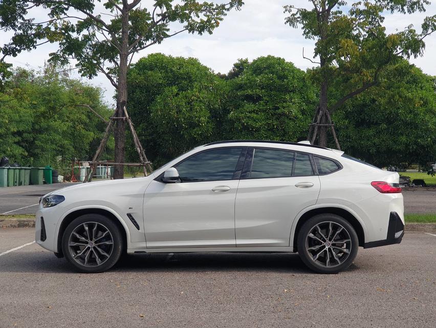 รถเข้าใหม่! BMW X4 xDrive20d M Sport LCI (2023) สีขาว เบาะแดง พร้อม LOGO 50 ปี