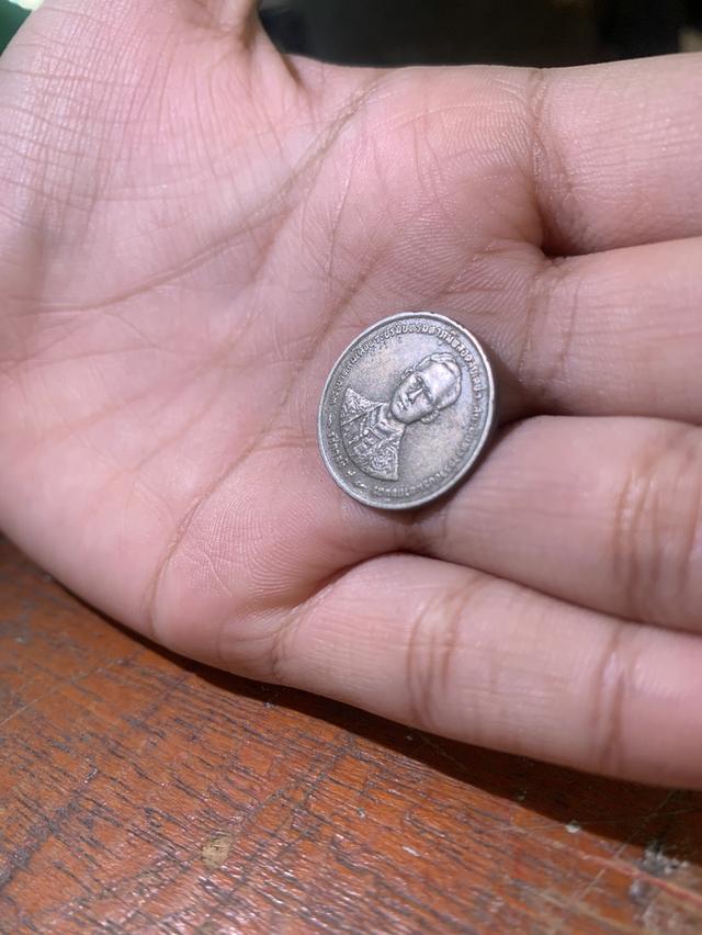 เหรียญ 1 บาท ปี 2539 กาญจนาภิเษก เป็นเหรียญกษาปณ์ที่สร้างขึ้นในวโรกาสฉลองสิริราชสมบัติ ครบ 50 ปีกาญจนาภิเษก รัชกาลที่ 9 รูปที่ 5