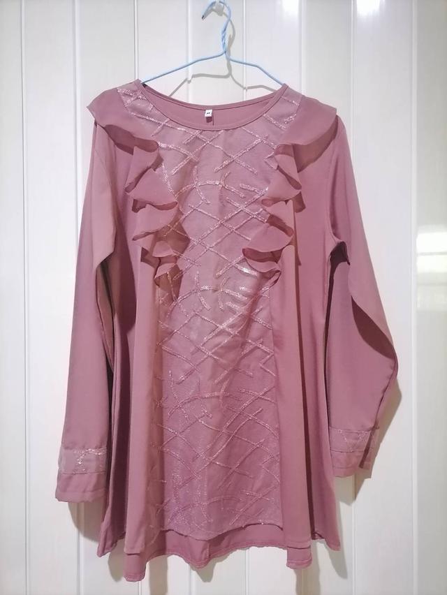 เสื้อลูกไม้สีชมพูหม่น แต่งระบายวินเทจ