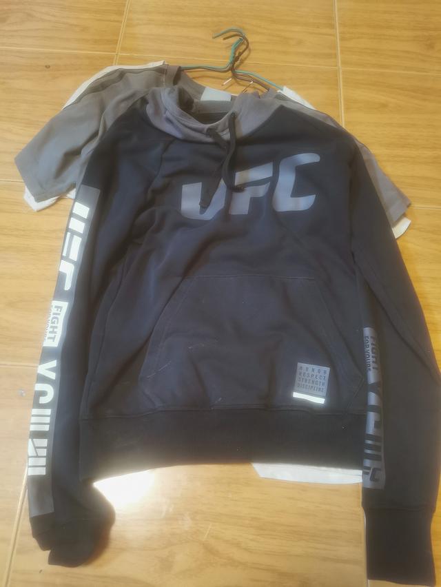 เสื้อฮูดแขนยาว ufc reebok มือสอง