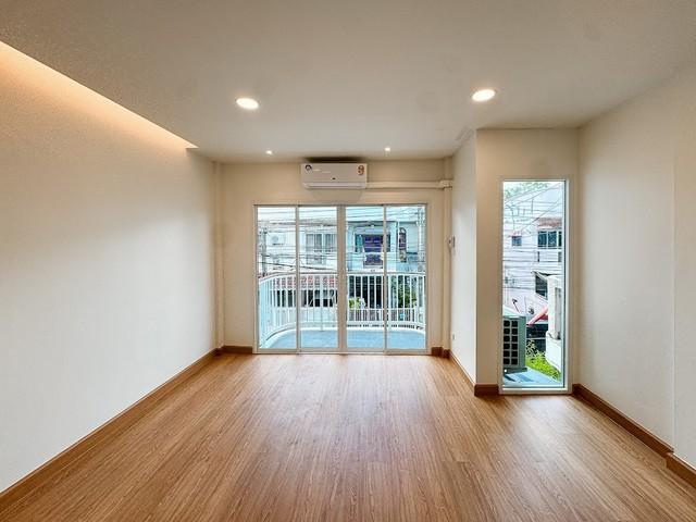 PP471 ขาย ทาวน์โฮม  Baan 84 Mansion หมู่บ้าน 84 แมนชั่น ประดิษฐ์มนูธรรมซอย 3 ทำเลดี ใกล้ทางด่วน MRT ลาดพร้าว71 รีโนเวทใหม่พร้อมอยู่ ใกล้ ถนนเลียบด่วนร 12