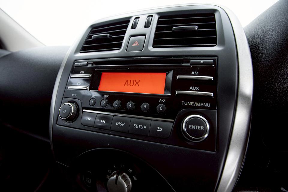 NISSAN MARCH 1.2 E LIMITED 2015  16