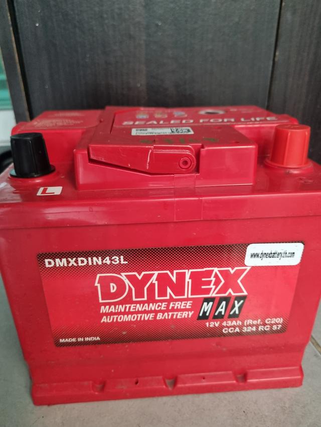 แบตเตอรี่ในภาพคือแบตเตอรี่รถยนต์ยี่ห้อ Dynex รุ่น FDC7-DMXADIN43LLH ซึ่งเป็นแบตเตอรี่ชนิดตะกั่วกรดแบบปิดผนึก (Sealed for Life)