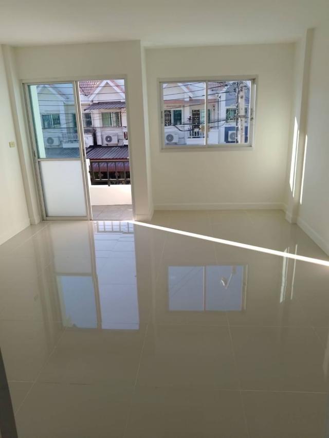 ขาย : ทาวน์เฮาส์ 2 ชั้น ,เนื้อที่ 16 ตร.วา,หมู่บ้านรัชธานี 9 ถนนสายไหม 43  10