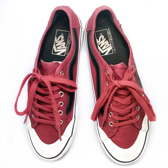 VANS รองเท้าผ้าใบมือสอง สภาพงามๆ สีแดง-ดำ จัดส่งฟรี! เก็บปลายทาง