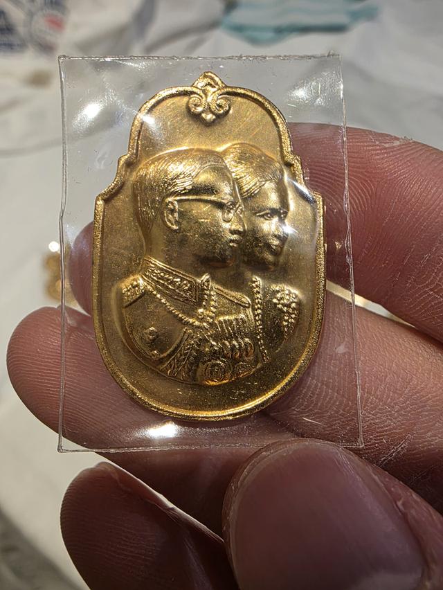 เหรียญ ในหลวง ร.9 และ ราชินี สีทอง หนักๆ หายาก เดิมๆ ขายตามสภาพ สวย น่าสะสม พร้อมส่ง