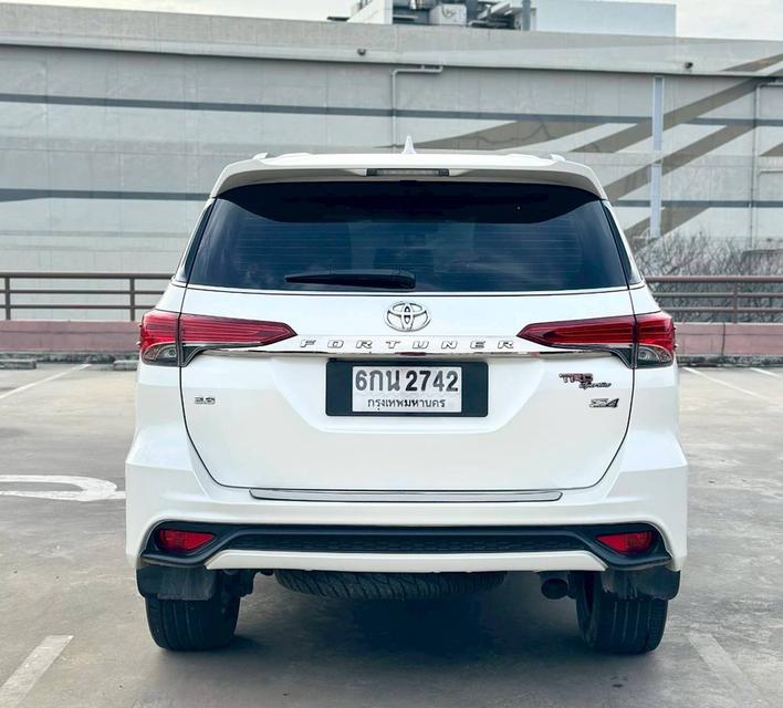 Toyota Fortuner 2.8 TRD เกียร์ออโต้ 4WD สีขาวมุก ปี 2017 จด2017 แท้ 10