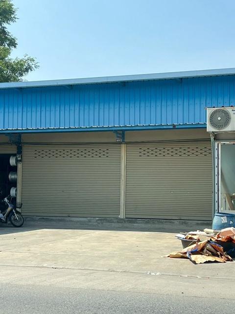 ตลาดลาดสวาย 800 ม. 130ตร.ม. PTT ลำลูกกาคลอง4 100ม. วัดลาดสวาย 1.2 กม. โกดังให้เช่า 1นอน 1น้ำ ติดถนนใหญ่ จอดรถหน้าอาคารได 2