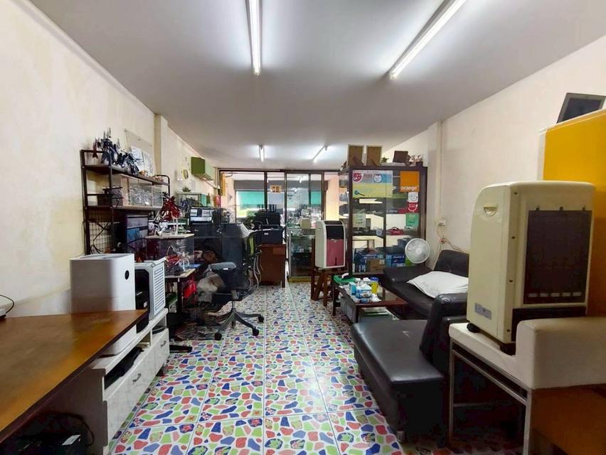 อาคารพาณิชย์ 3 ชั้น ซอยสุคนธสวัสดิ์ 3 ถนนสุคนธสวัสดิ์ แขวงลาดพร้าว เขตลาดพร้าว กรุงเทพมหานคร 18