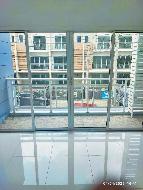 ให้เช่าทาวน์โฮม 3ชั้น MRT รามอินทรา 40 1.4 กม. โรงเบียร์เยอรมันตะวันแดง เลียบด่วนเอกมัย 22ตร.วา. 242ตร.ม. 3นอน 3แอร์ โลต 2