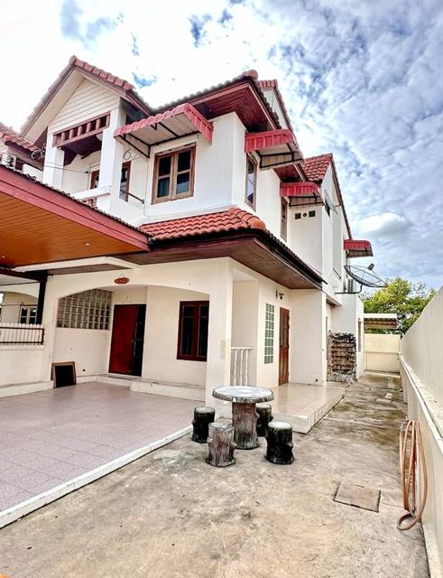 ศรีราชา 2.5กม. พร้อมเฟอร์ฯม.เกษตรศาสตร์ โลตัส ถนนเก้ากิโล ศรีราชา 900 ม. ให้เช่าบ้าน 2 ชั้น ตลาดศุภฤกษ์ 1.9กม. 36ตร.วา. 