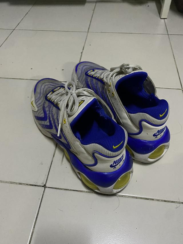 รองเท้ามือสองหลายแบน