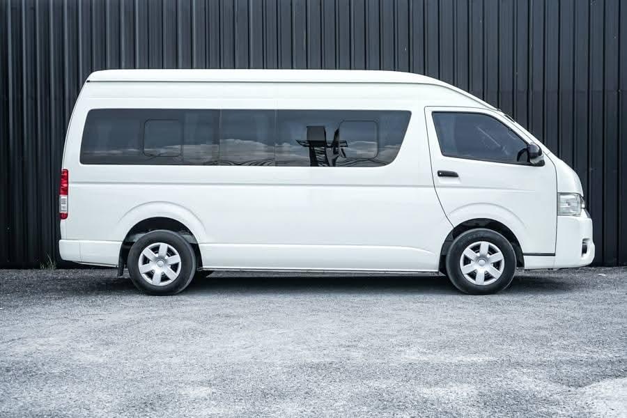 Toyota Commuter สีขาวสภาพดี 8