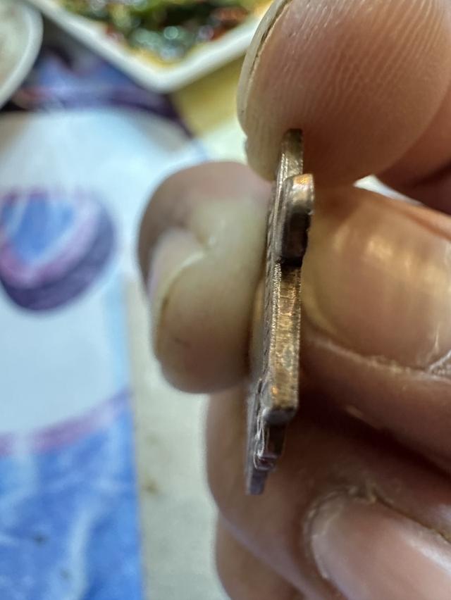 เหรียญเสมา หลวงพ่อเงิน สภาพ เดิมๆ ผิดสวยเนียนๆ มองง่ายครับ 4