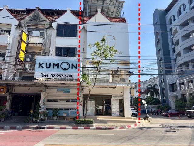 ขายอาคารพาณิชย์ หลังมุม พื้นที่ 25 ตารางวา ถนนอินทราภรณ์ แขวงพลับพลา เขตวังทองหลาง กทม. อาคารสูง 4.5 โครงสร้างแข็งแรง 1