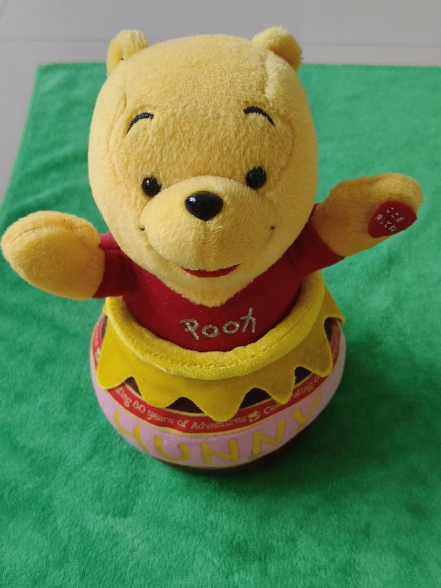 ตุ๊กตาหมีพูห์ (Winnie the Pooh) รุ่นพิเศษฉลองครบรอบ 80 ปีแห่งการผจญภัย (Celebrating 80 years of Adventures) ผลิตโดยแบรนด์ของเล่นชื่อดัง SEGA ในปี 2007