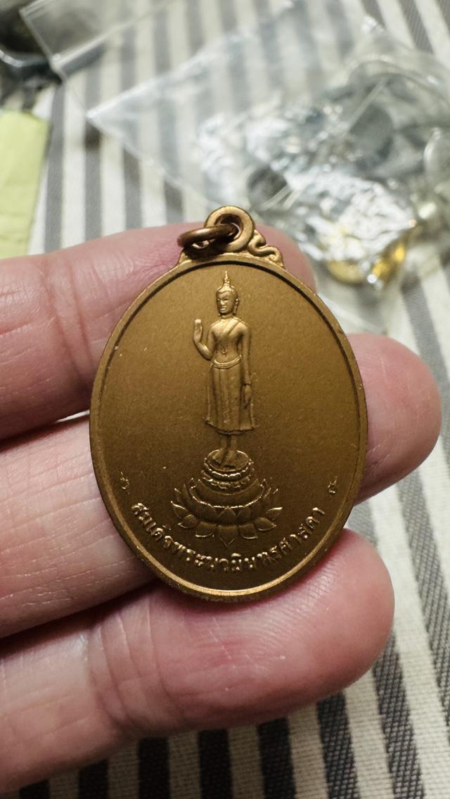 เหรียญสมเด็จพระนวมินทรศาสดา พิมพ์ใหญ่ บล็อกกษาปณ์ วัดนวมินทราชูทิศ สหรัฐอเมริกา ปี 2549 เนื้อทองแดงผิวเดิม คมชัด บล็อกตัดเครื่องแท้ดูง่าย"