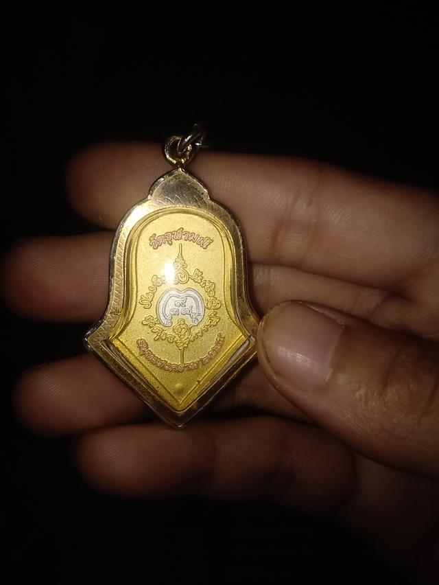 เหรียญท้าวเวสสุวรรณ จำปีใหญ่ รุ่นแรก เนื้อทองแดงชุบ 3K หลวงพ่ออิฏฐ์ วัดจุฬามณี ปี 2545 รายละเอียด เหรียญท้าวเวสสุวรรณ จำปีใหญ่ รุ่นแรก เนื้อทองแดงชุบ รูปที่ 2