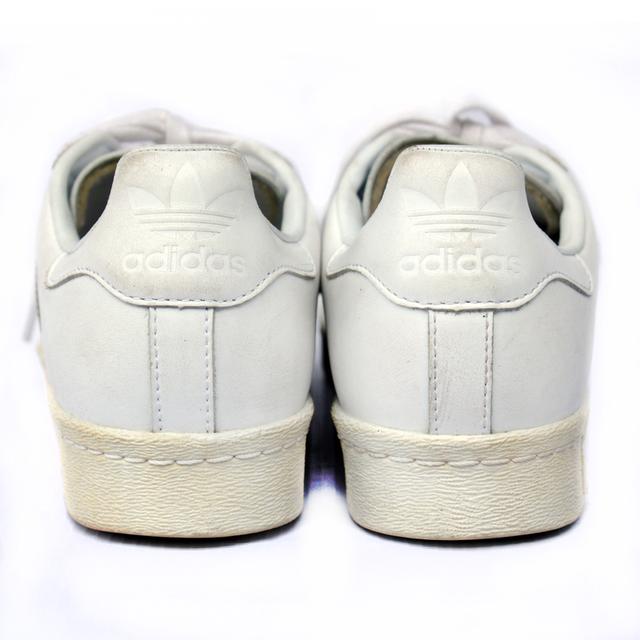 Adidas รองเท้าผ้าใบมือสอง สีขาวขลิบแดง สภาพงามๆ จัดส่งฟรี!!! เก็บปลายทาง