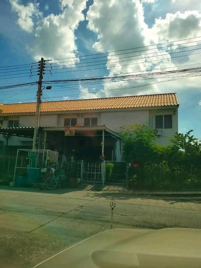 ขายทาวน์โฮมขนาด 16 ตรว 2ชั้น 2ห้องนอน 1ห้องน้ำ แถมแอร์ 2เครื่อง ขนาด 12,000btu / ขนาด 18,000btu ราคา 750,000บาท รังสิตคลอง 9 Tel.083 871 1805 1