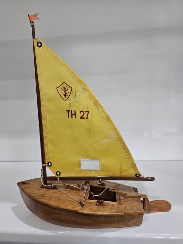 เรือใบมด จำลอง พระบาทสมเด็จพระเจ้าอยู่หัวรัชกาลที่ 9 ปี 2539 พร้อมกล่องผ้าไหม ของสะสมหายาก สภาพสมบูรณ์