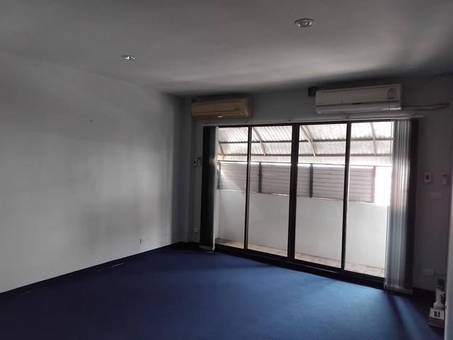 อาคาร 3.5 ชั้น 46 ตรว. 4 ห้องน้ำห้องอาบน้ำ 2 ห้อง 8 ห้องทำงาน ย่าน Town in Town – ศรีวรา 8