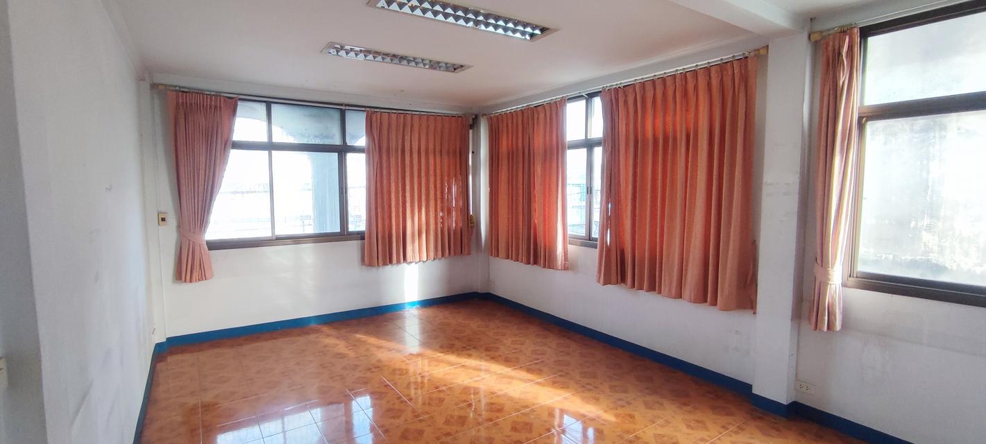 ลดแรงต่ำตลาดมาก ตึกแถวอาคารพาณิชย์4.5ชั้น เสรไีทยใกล้นิด้า ห้องมุม 3