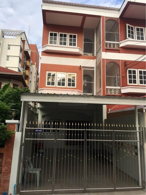 ให้เช่าทาวน์โฮม 3 ชั้น 4 ห้องนอน ลาดพร้าวซอย 29 พร้อมเฟอร์นิเจอร์ ใกล้ MRT ลาดพร้าว 1