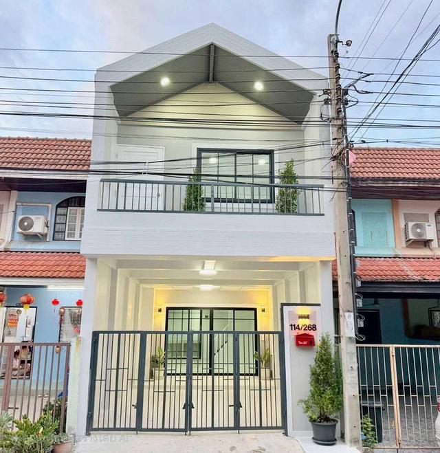 หมู่บ้านบัวทอง1  ติดรถไฟฟ้าสายสีม่วง สถานีคลองบางไผ่  ทาวน์เฮาส์ 2 ชั้น   ตกแต่งใหม่พร้อมอยู่  มีระเบียงด้านหน้า 1