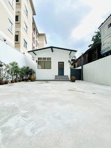 P592 ให้เช่าบ้านสร้างใหม่ ซอยสาทร 17 เจริญราษฎร์ 1 แยก 1 จอดจักรยานยนต์ได้(รถยนต์เข้าไม่ได้นะคะ) ใกล้ BTS สุรศักดิ์ เหมาะทำคาเฟ่ลับบบ บาร์ลับ ออฟฟิศ 13