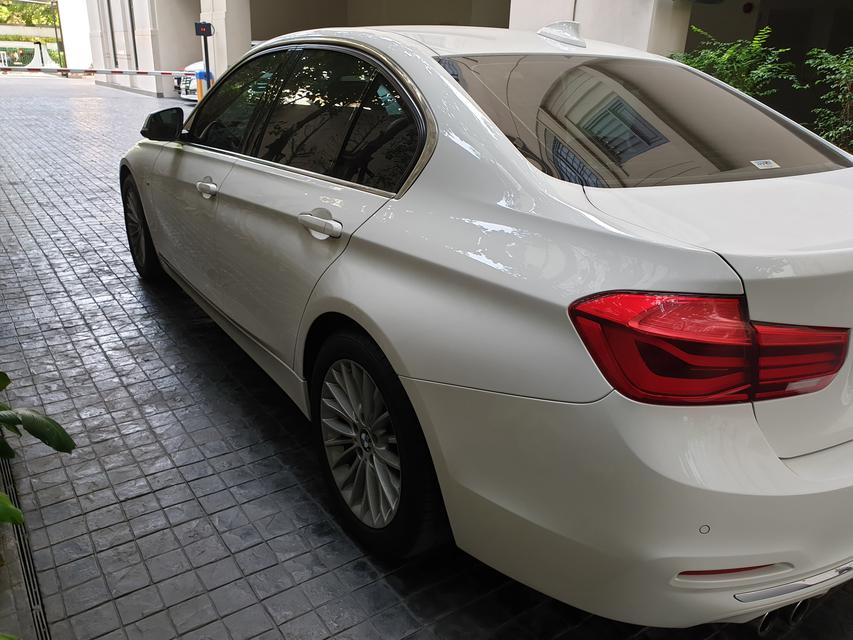 BMW 320d luxury สีขาว BSI ยังเหลือ 3