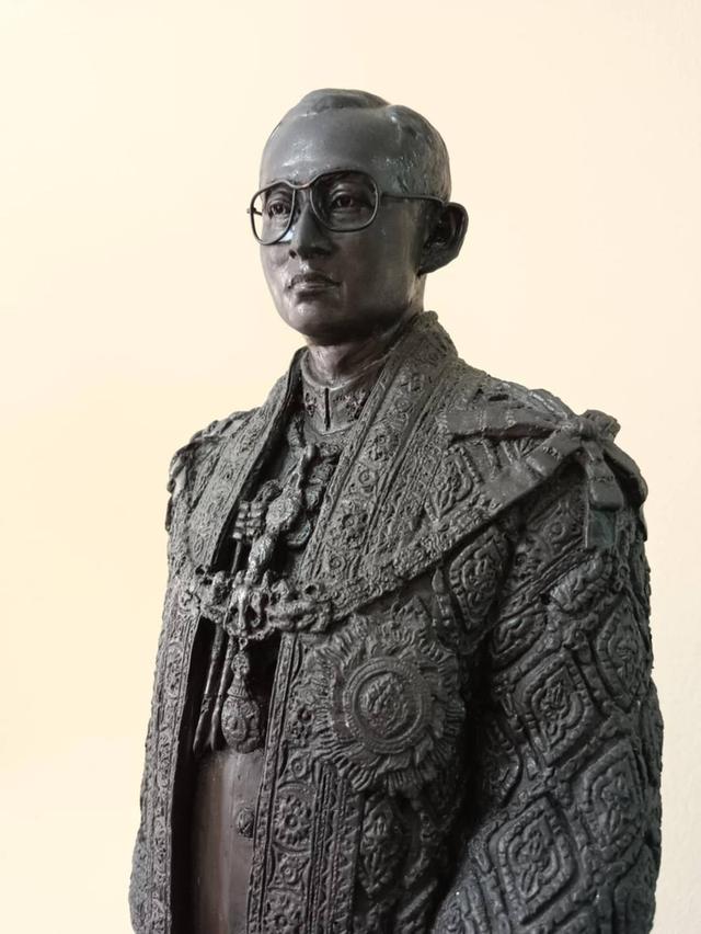 556.พระบรมรูปหล่อในหลวงรัชกาลที่9 พระบาทสมเด็จพระปรมินทรมหาภูมิพลอดุลยเดช(รมดำ) พร้อมใบสำคัญกำกับพระบรมรูป 3