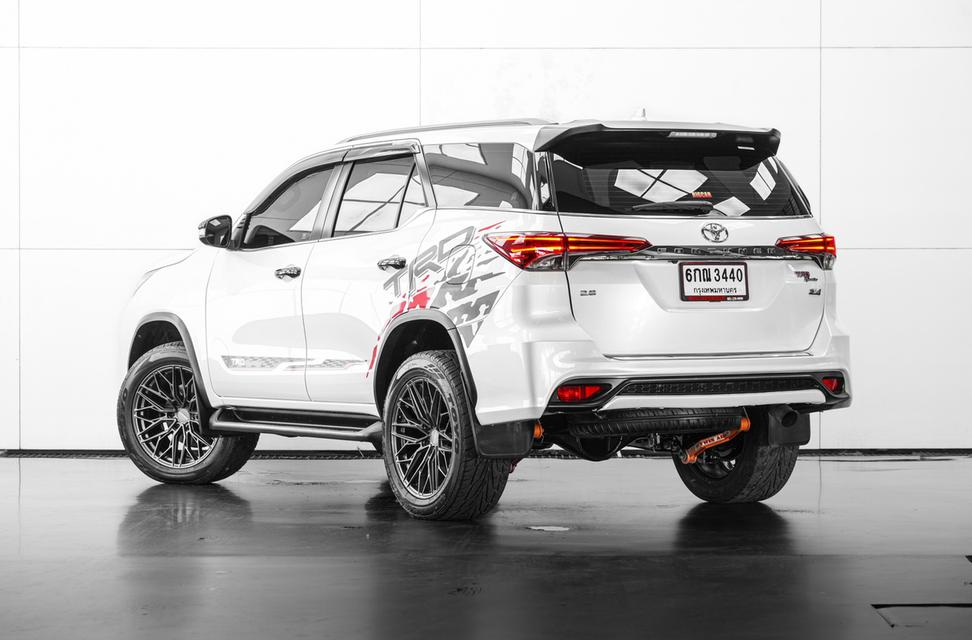 2016 Toyota Fortuner 2.8 TRD Sportivo 4WD SUV AT สีขาว ไมล์ 140764 กม.