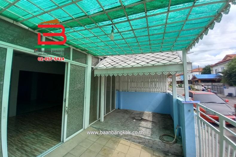 ทาวน์เฮาส์ หมู่บ้าน กิติชัยวิลล่า 11 หลังริม เนื้อที่ 27.6 ตรว. ถนนมิตรไมตรี เขตหนองจอก กรุงเทพฯ
