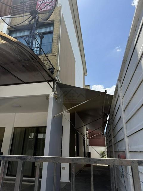 ให้เช่าทาวน์โฮม 3 ชั้นหลังริม 3 ห้องนอน หมู่บ้านซิกเนเจอร์วัชรพล ติดเพลินนารี่ มอลล์ ใกล้ตลาดถนอมมิตร 2