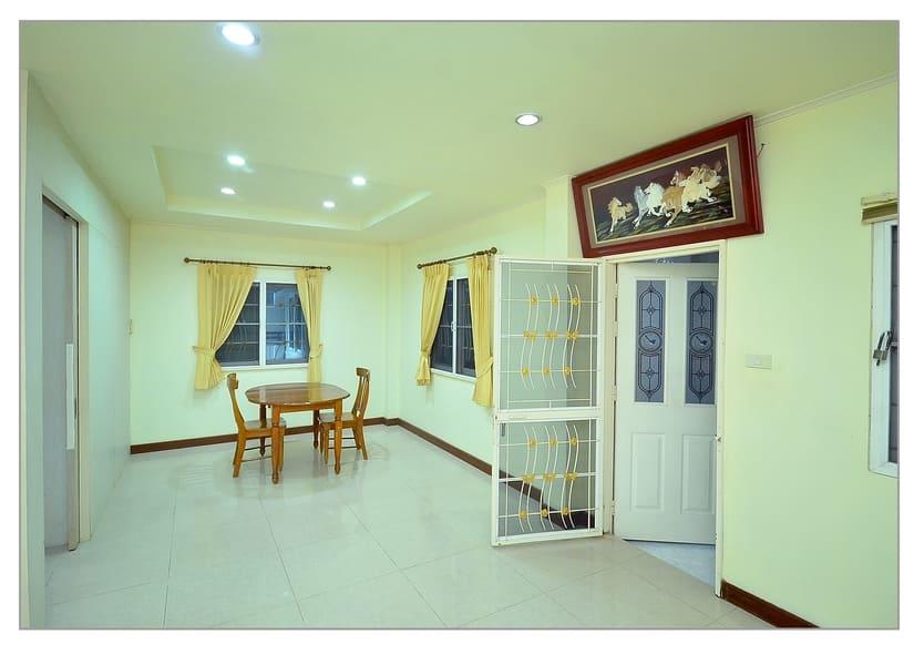บ้านเดี่ยว 2 ชั้นหมู่บ้านปรีชา(ร่มเกล้า)  รีโนเวทใหม่สวยมาก ทำเลดีสุดๆ ติดถนนร่มเกล้า 6