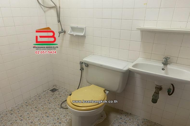 อาคารพาณิชย์ เนื้อที่ 19 ตร.ว. อยู่ระหว่าง ซอยลาดปลาเค้า 83-ซอยลาดปลาเค้า 85 ใกล้เดอะแจ๊สรามอินทรา ถนนรามอินทรา แขวงอนุสาวรีย์ เขตบางเขน 7