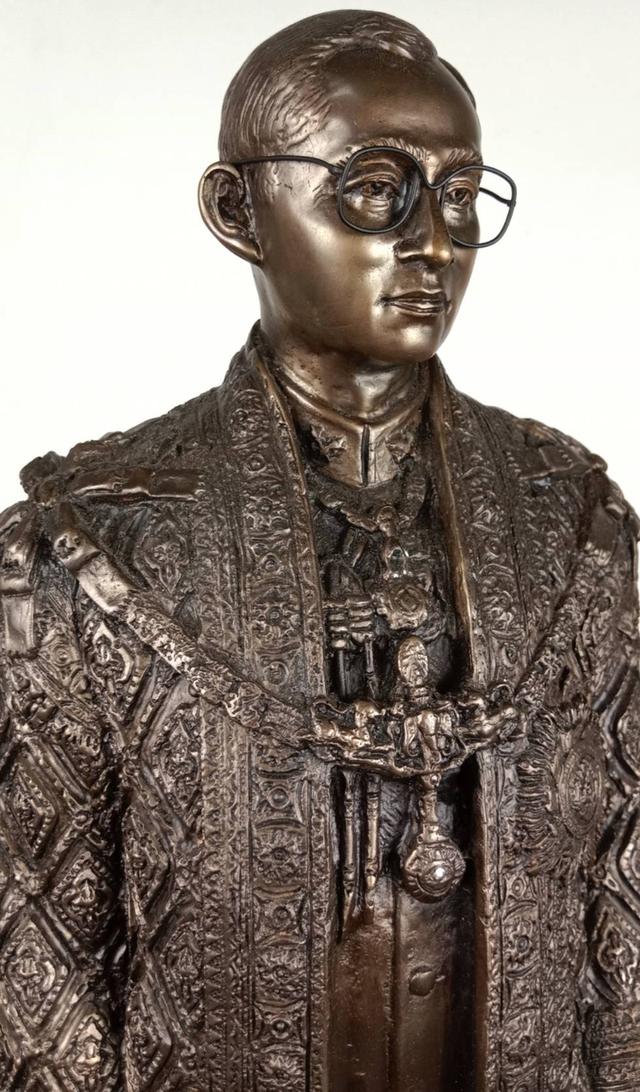 669.พระบรมรูปหล่อในหลวงรัชกาลที่ 9 พระบาทสมเด็จพระปรมินทรมหาภูมิพลอดุลยเดช (รมดำ) รูปที่ 9