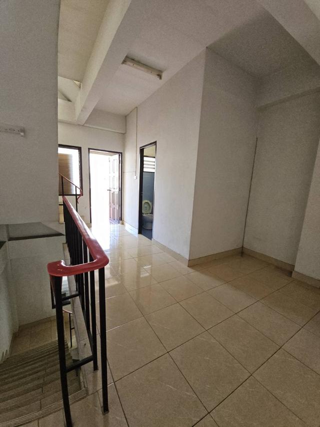 ให้เช่าอาคารพาณิชย์ 4 ชั้นมีดาดฟ้าต่างหาก ติดกับ กศน. ตรงข้ามสวนสาธารณะและสนามกีฬา มีที่จอดรถ ราคา 15,000 ต่อเดือน สนใจติดต่อคุณเก๋ง 0813567891 7