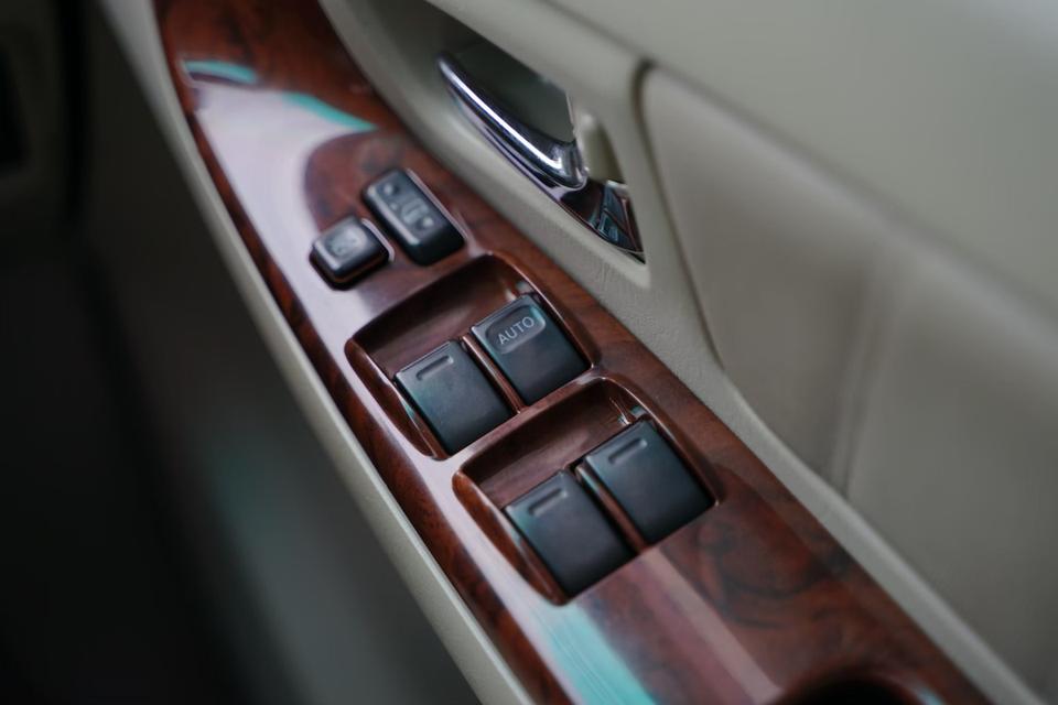 2012 TOYOTA INNOVA 2.0V 12