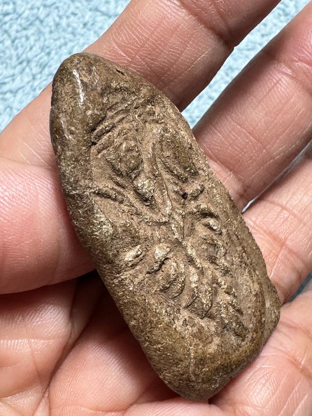 พระลีลาหลังซุ้มระฆัง กรุวัดพระศรีรัตนฯ เนื้อดิน รูปที่ 6